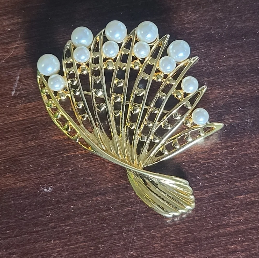 Vintage gold tone fan shaped pearl brooch - Picture 4 of 6